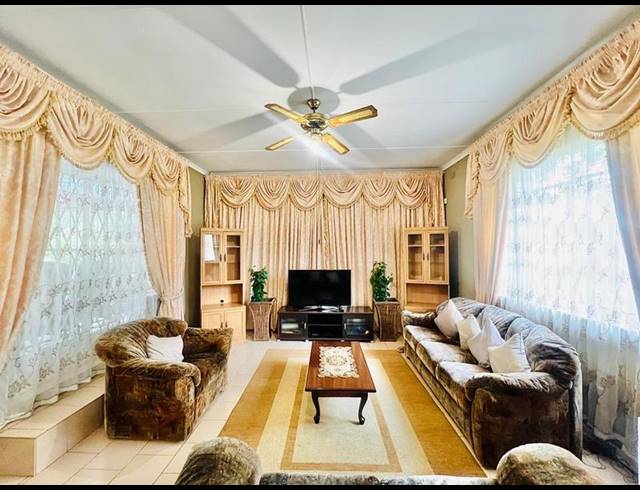4 BEDROOM HOUSE FOR SALE IN LINCOLN MEADE